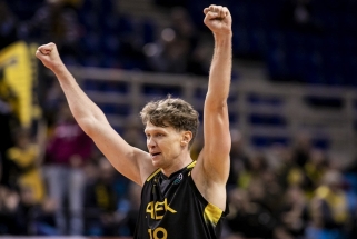 Kuzminskas su Hollinsu atvedė AEK į pergalę